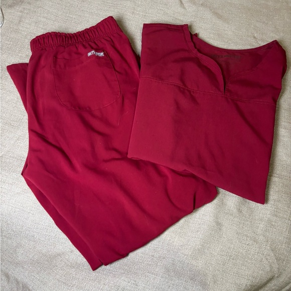 Burgundy Grey’s Anatomy Women’s   Scrub Set Size Large - Picture 14 of 16